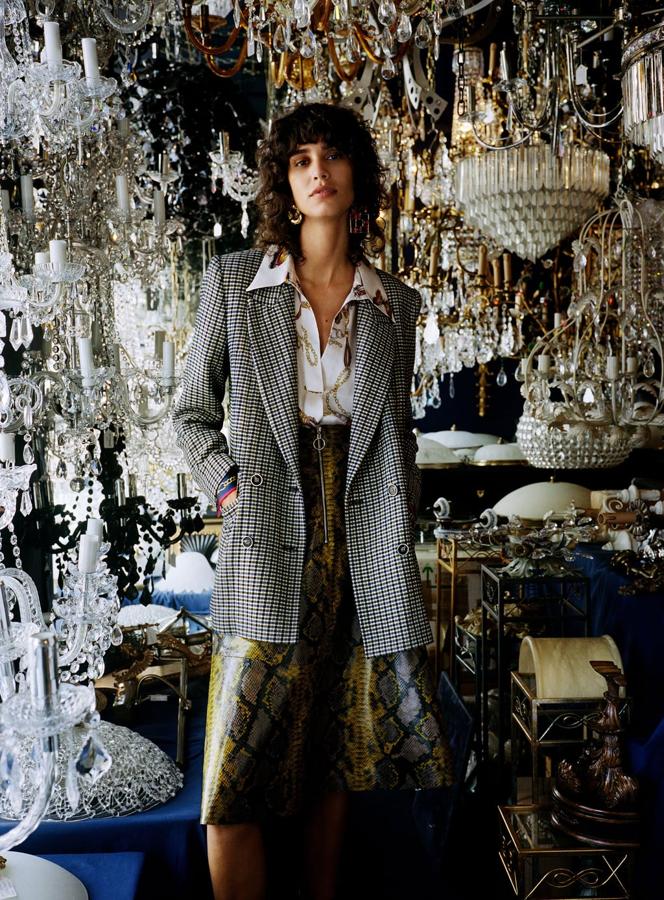 A priori, esta combinación de estampados parece excesiva, pero lo cierto es que, de puro atrevido, nos encanta. Es complicado, muy complicado, pero si le pones actitud y te atreves a mezclar una blusa con estampado pañuelo de cadenas (25.95 euros), una blazer oversize de cuadros (59.95 euros) y una falda efecto piel de serpiente (25.95 euros), ¡el resultado será espectacular!