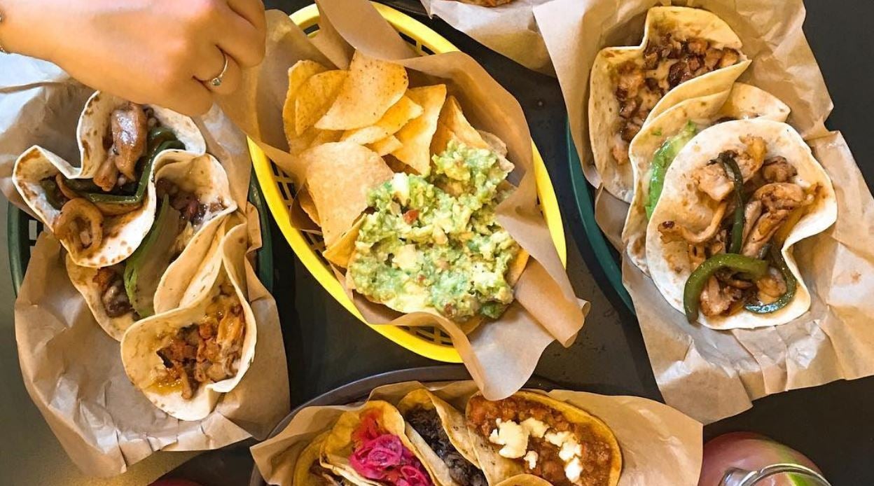 Taco Alto Raval (Rambla del Raval, 2BIS, Barcelona): Taco Alto es una de las primeras opciones en Barcelona para comer unos tacos riquísimos, variados y muy mexicanos. Además está en el mismísimo centro y es la excusa perfecta para hacer una paradita entre tanto turisteo.