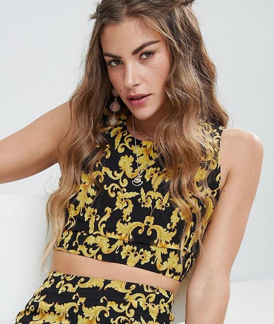 Crop top. También sobre fondo oscuro, este top estilo camiseta funciona estupendamente. Es de Love & Other Things (20,99 euros).