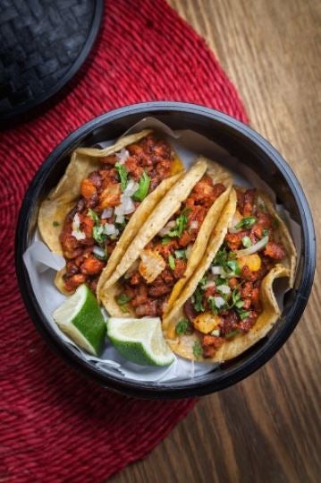 La Chelinda Capitán Haya (Capitán Haya 17, Madrid): La Chelinda tiene un motivo muy especial detrás de su nombre, su historia y sus platos. Sus tacos son exquisitos pero mejor aun es saber que son motivos de una mujer que luchaba con pasión por lo que más quería, su México.