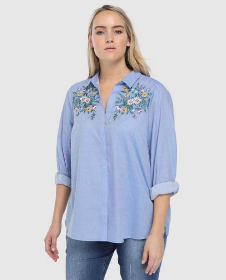 Blusa de la firma Couchel con bordado floral, 49,99 euros.
