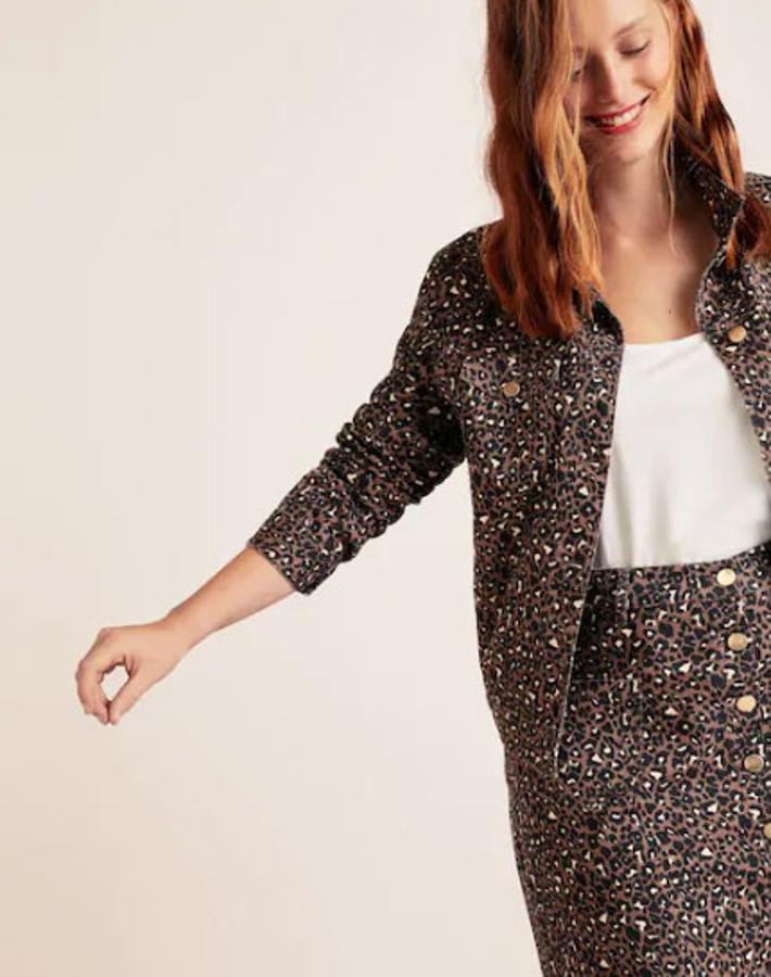 Cazadora de algodón con estampado 'animal print' , 49,99 euros.