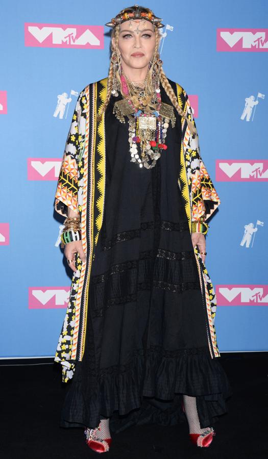 Como siempre, Madonna no dejó indiferente con su look, al que añadió todos los complementos imaginaginables en un intento de convertirse en una diosa tribal. No estamos seguras de que la jugada de estilo le saliera bien, pero, desde luego, su puesta en escena ha sido carne de meme en las redes...