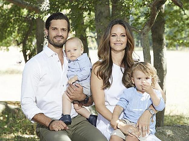 Carlos Felipe y Sofía de Suecia con sus hijos, Alejandro y Gabriel.