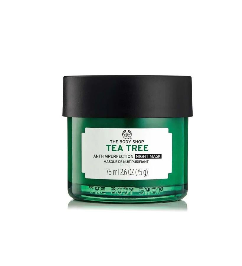 Está formulada para combatir las imperfecciones mientras duermes. Contiene ácido salicílico y aceite de árbol de té, que ayudan a reducir el tamaño de los poros y mejoran el tono y la textura. Al despertar tu piel estraá fresca, purificada y calmada.  Mascarilla de Noche Anti-Imperfecciones Árbol de Té de The Body Shop  (14 €).