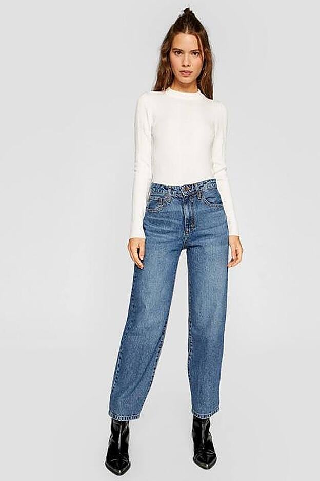 Pantalón denim carrot de Stradivarius (29.99€)