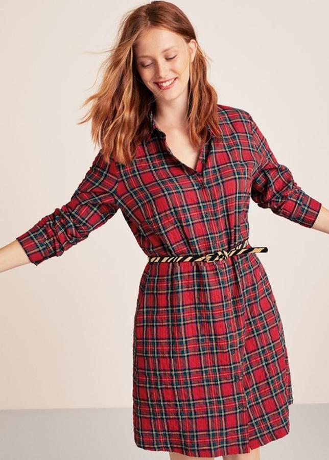 Vestido de cuadros con detalle de cinturón, 49,99 euros.
