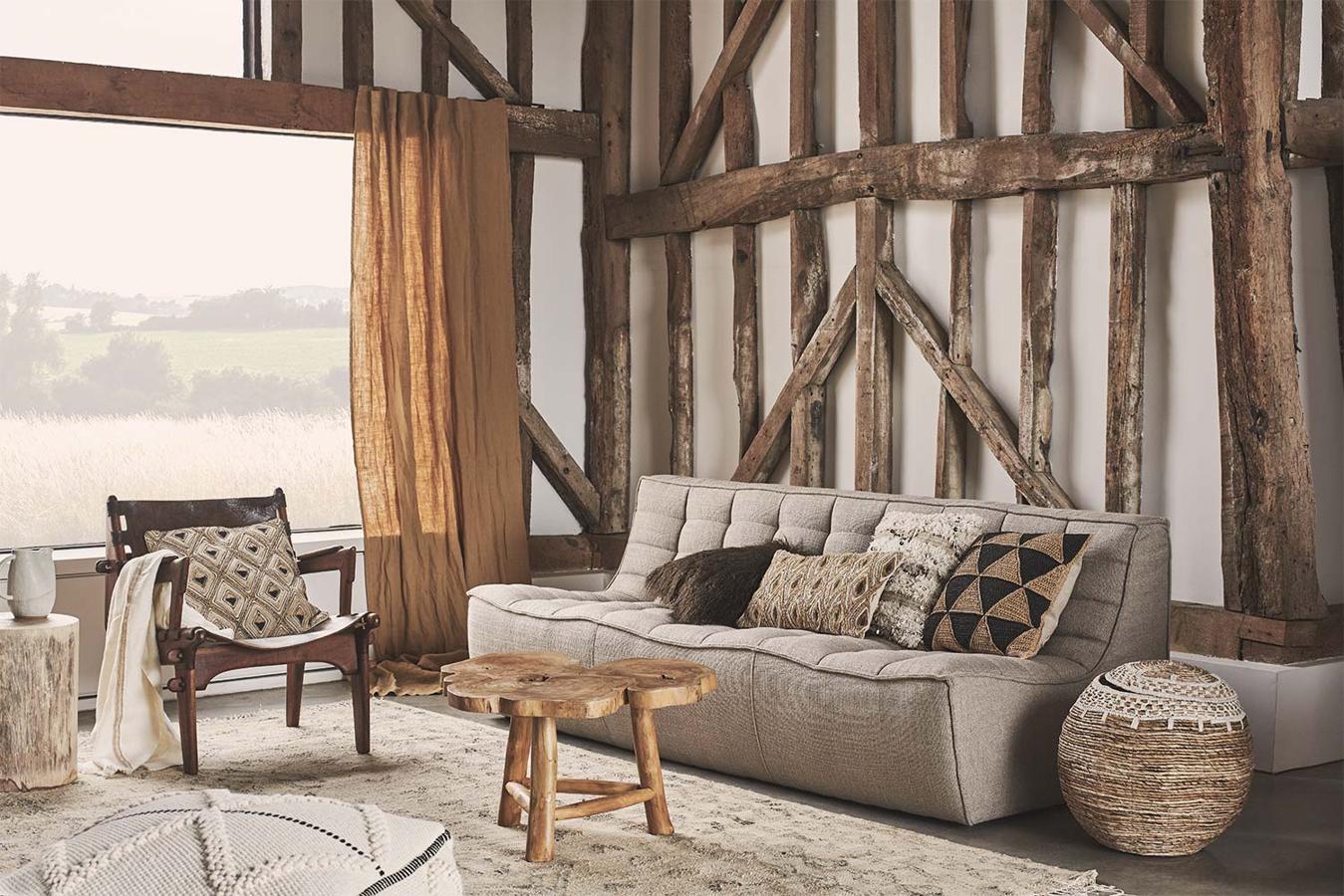 La madera y los tejidos rústicos en colores naturales se adueñan de las estancias más especiales de su hogar para aportar confort y calidez de cara a los meses fríos.