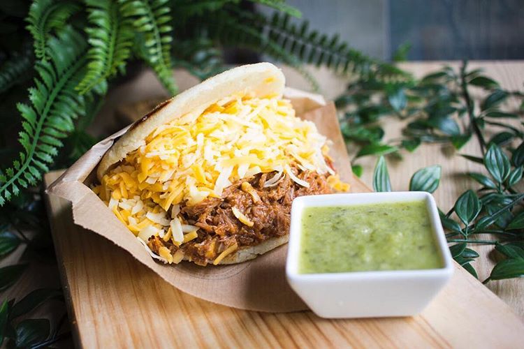 Grama Bar (Madrid): Gramaroots empezó con sus arepas en 2014 y hasta hoy sigue deleitándonos con ellas. Y lo mejor es que puede que estés de festival y te los encuentres porque tienen también Grama Truck que les permite compartir con toda España el riquísimo sabor de sus arepas.