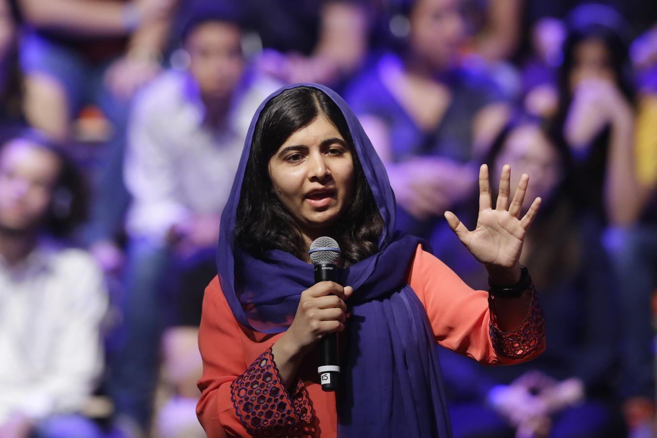 Malala Yousafzai es una activista y bloguera pakistaní. Ganó el Nobel de la Paz en 2014, convirtiéndose en la persona más joven en ganar uno en toda la historia con tan solo 17 años. Su trabajo a favor de los derechos civiles – especialmente de las mujeres – la ha hecho mundialmente conocida a raíz de escribir columnas para la BBC, donde hablaba sobre su vida bajo la ocupación talibana.
