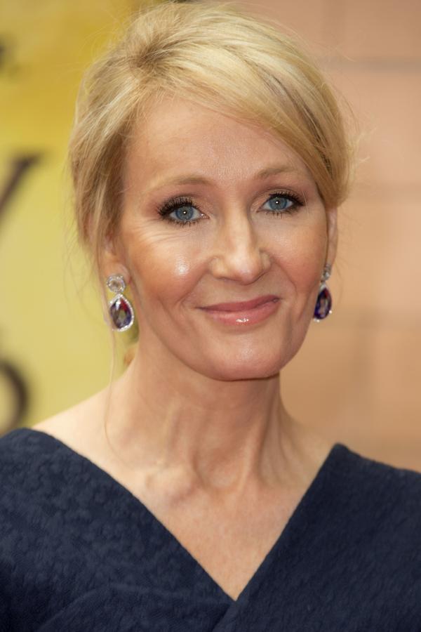 J. K. Rowling es una escritora británica conocida mundialmente por ser la creadora de la saga literaria Harry Potter.