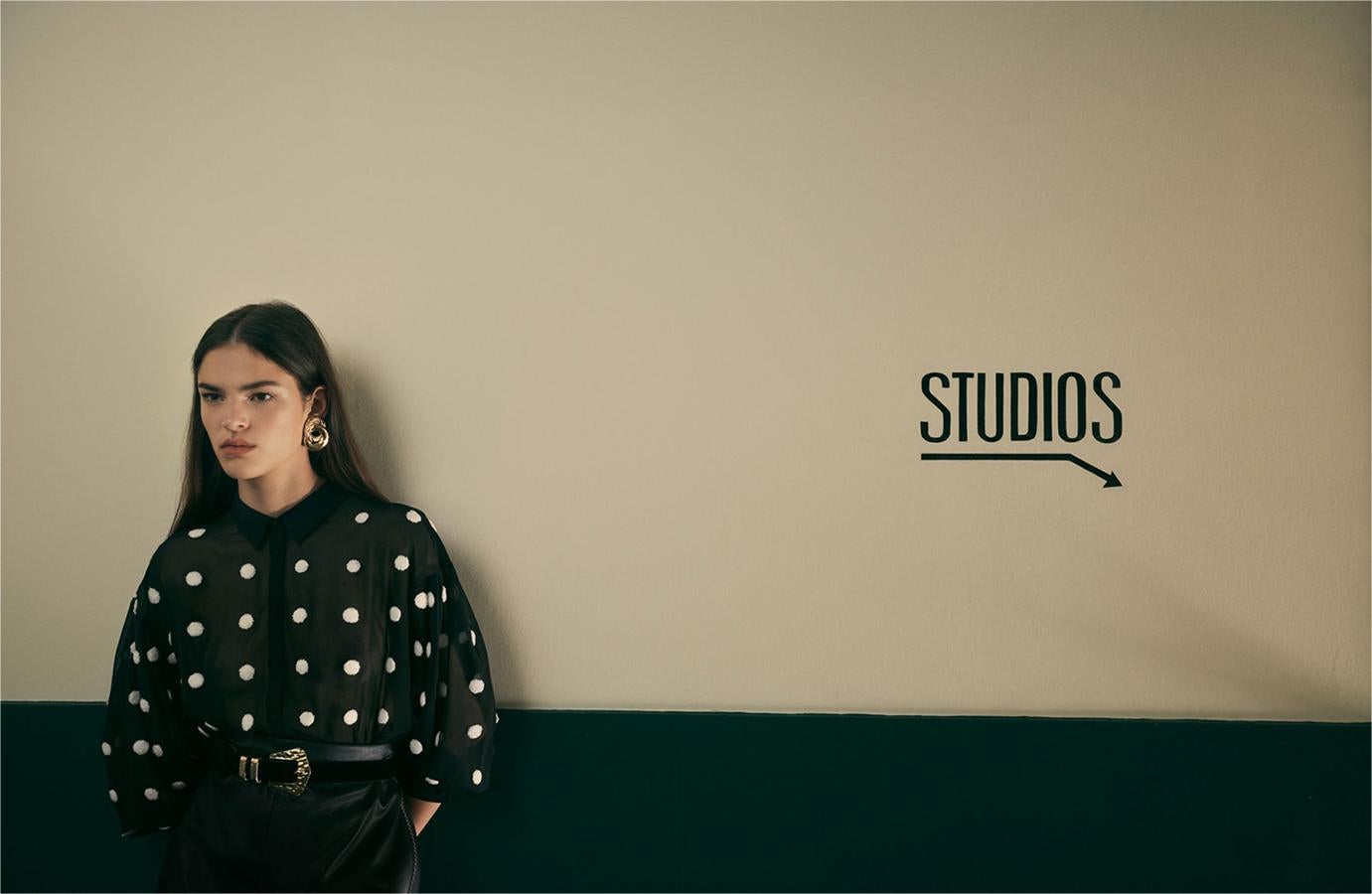 El look perecto para ir a la oficina y después disfrutar del 'after work' es este que nos propone Zara. ¿Qué nos queremos comprar? ¡El 'total look'! La blusa de lunares es una maravilla (25.95 euros), y la falda efecto piel nos encanta (25.95 euros) con el cinturón superpuesto (17.95 euros).