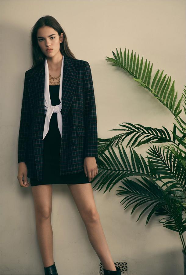 Tenemos que reconocer que no nos convence demasiado lo de ir a la oficina en minifalda, pero nos ha parecido muy original la idea del vestido con camisa superpuesta incluida... ¿Qué nos queremos comprar? ¡Ya hemos pedido la chaqueta! Precio: 59.95 euros