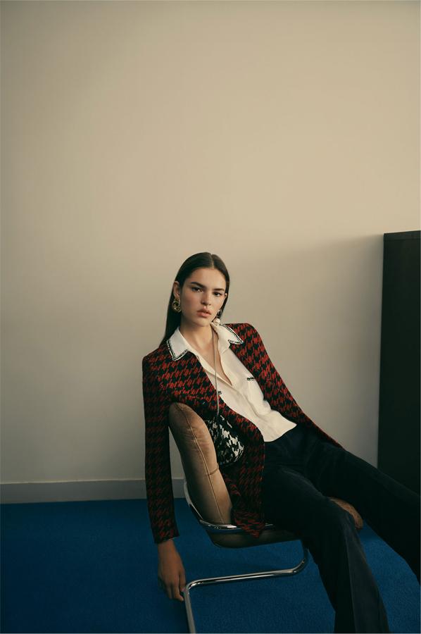 La esencia de décadas pasadas vuelve a estar de plena actualidad con looks tan setenteros como este de Zara, que hace del maxi estampado pata de gallo el protagonista. ¿Qué nos queremos comprar?  La chaqueta larga (49.95 euros) y la blusa con abalorios (22.95 euros)