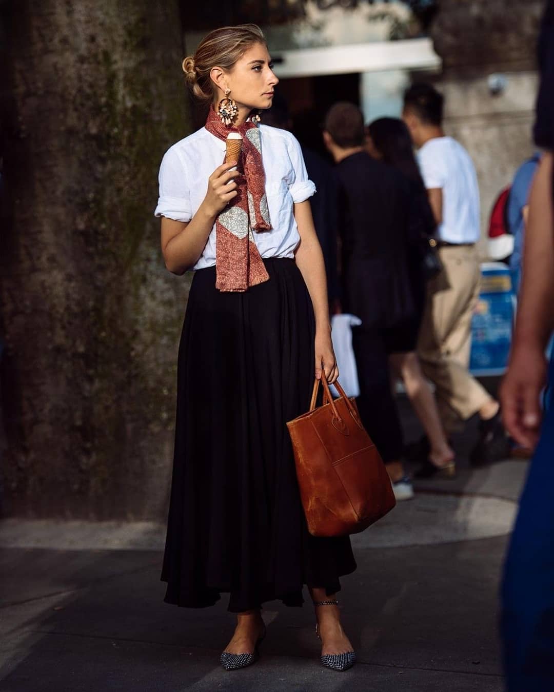 Jenny Walton: falda larga. Las faldas hasta el tobillo no son tan fáciles de llevar: pueden llegar a ser o demasiado llamativas o bastante circunspectas. Esta combinación de falda negra con camiseta blanca (el detalle de la manga arremangada es definitivo) es sencillamente perfecta. Y el contraste del bolso y el pañuelo anudado, también.