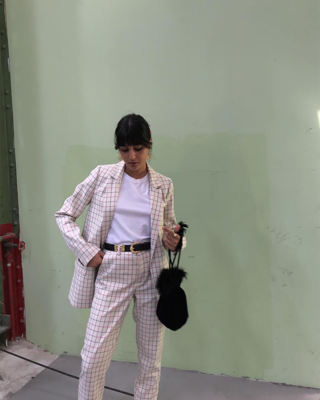 Maria Bernad: bajo traje de cuadros. Cuando pantalón y americana tienen una presencia fuerte, concederles todo el protagonismo es buena idea. Combinarlos con una camiseta blanca que no marea el ojo es siempre una buena opción.