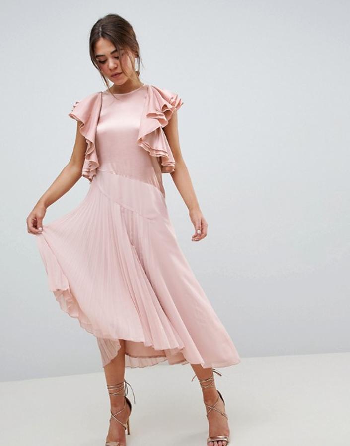 Vestido midi con diseño plisado y volantes en las mangas. Antes 70,99 euros ahora 45,99 euros.