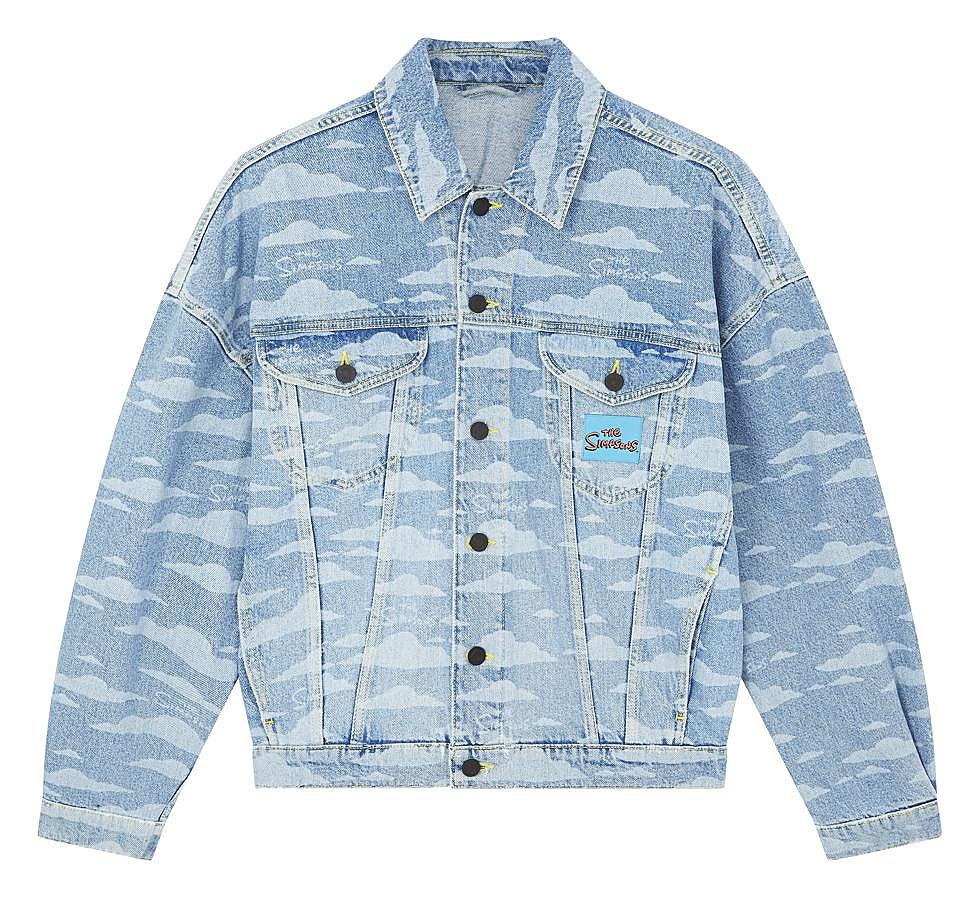 Cazadora denim con diseño de nubes y logo de Los Simpson.