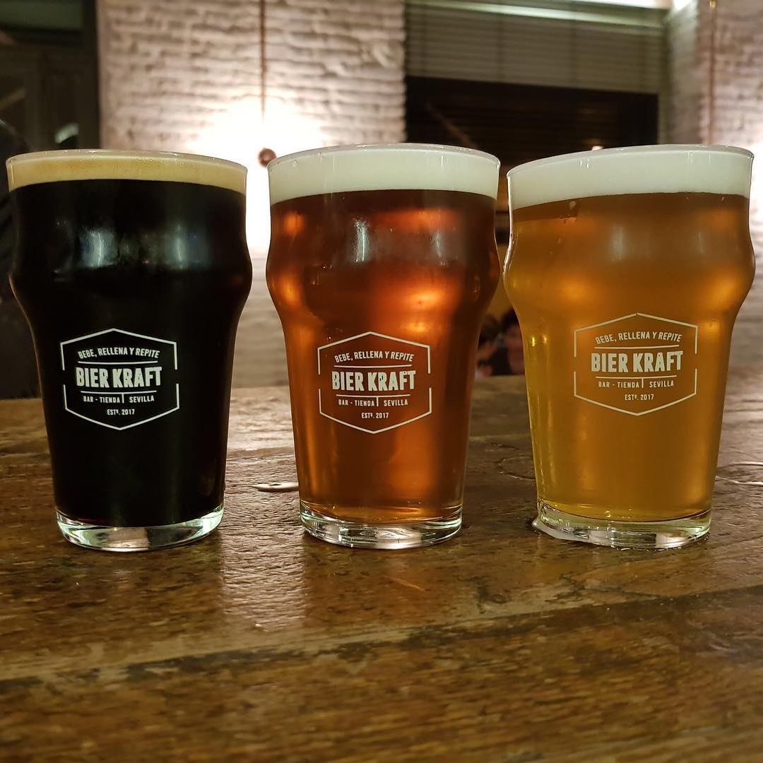 Bier Kraft es una de las cervecerías artesanales de Sevilla de referencia. No solo cuentan con una amplia variedad de cervezas de todo el mundo y siete grifos, también puedes la opción de maridar sus mejores tapas con la cerveza. Además, gracias a su filosofía "Bebe, rellena y repite" puedes llevártela a casa.Correduría, 35.