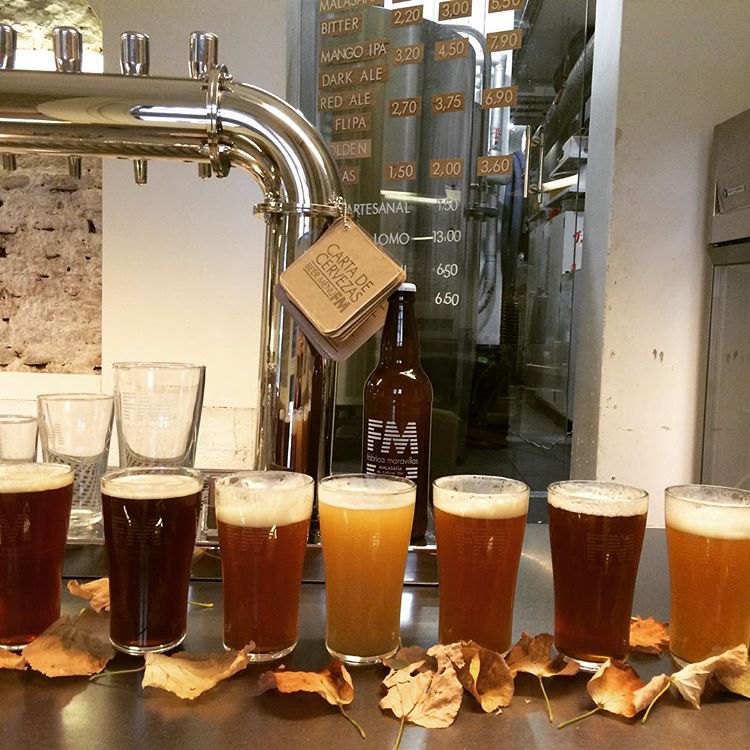 Fábrica Maravillas cuenta con una microfábrica de elaboración propia, un espacio multidisciplinar que puedes visitar para probar alguna de sus creaciones más maravillosas. Destacamos Cabrona, su cerveza artesana con higos secos y vainilla. ¿Se te va a olvidar su nombre?Calle de Valverde, 29.