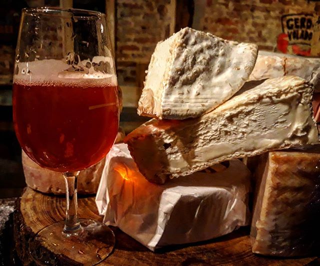 La filosofía de Fogg Bar Birras & Cheese es clara: una cerveza siempre debe ir acompañada de una pequeña ración de queso. 11 grifos de cerveza artesana exclusivamente nacional que rotan cada semana.Calle Moratín, 5.