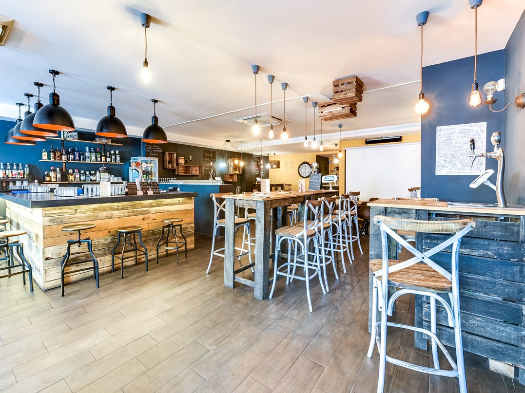 Amplia selección de cervezas artesanales e internacionales que varían en función de la temporada. Tienen doce grifos y además podrás disfrutar de actividades como una cata de cervezas o intercambios de inglés y francés con personas de todas las nacionalidades.Calle de Manuela Malasaña, 33