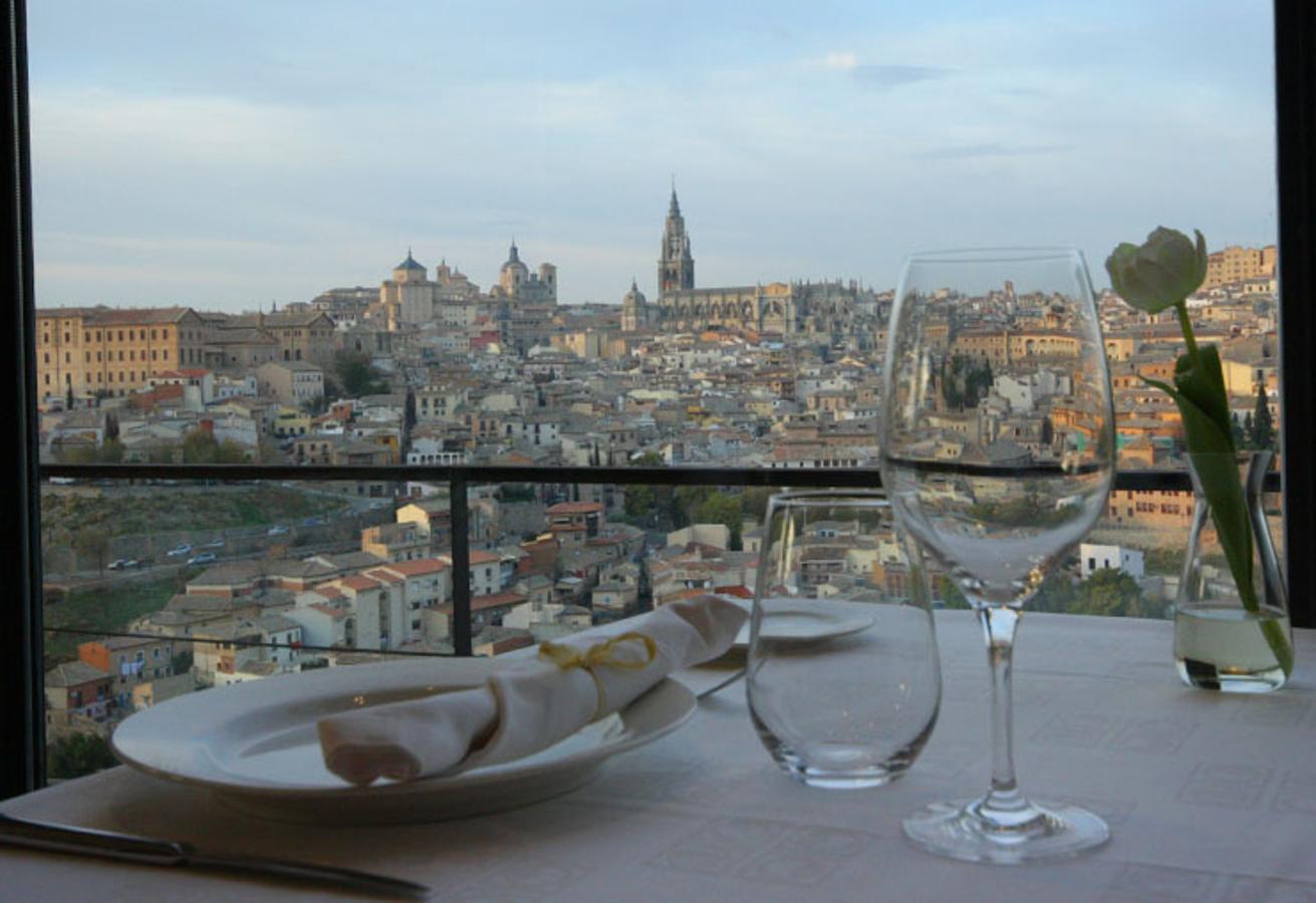 Junto a la Ermita de Nuestra Señora del Valle, con el Tajo a sus pies y la mejor panorámica de Toledo como telón de fondo, el Restaurante La Ermita seduce nuestro paladar con una carta contundente de cocina tradicional, buenas carnes y caza, mientras nos perdemos con la vista en las callejuelas de la que fuera capital de las tres culturas, con su imponente Catedral, su Alcazar, su Mezquita o San Juan de los Reyes observándonos a lo lejos.