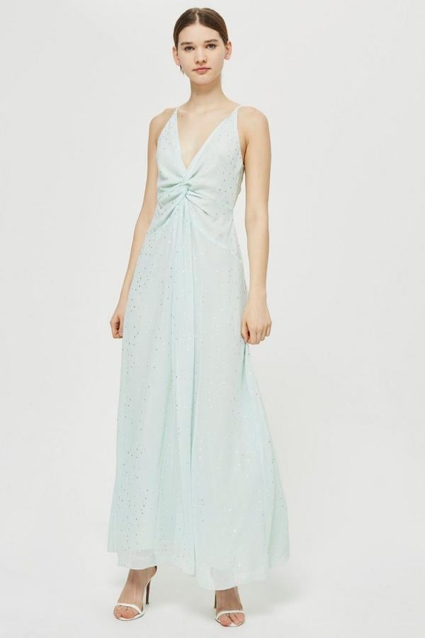 Este maxi de Topshop de corte clásico y un pequeño nudo por delante es un verdadero chollo. Antes: 76 euros. Ahora: 20 euros.
