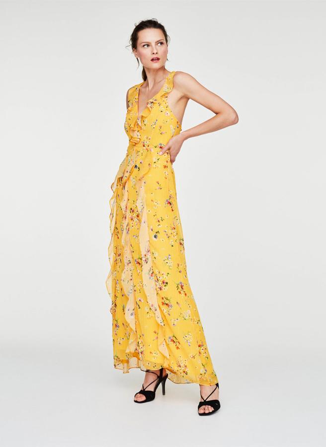 Vestido confeccionado en un delicado tejido fluido. Es un diseño largo de escote pico con volantes. Antes: 129 euros. Ahora: 90,30 euros.