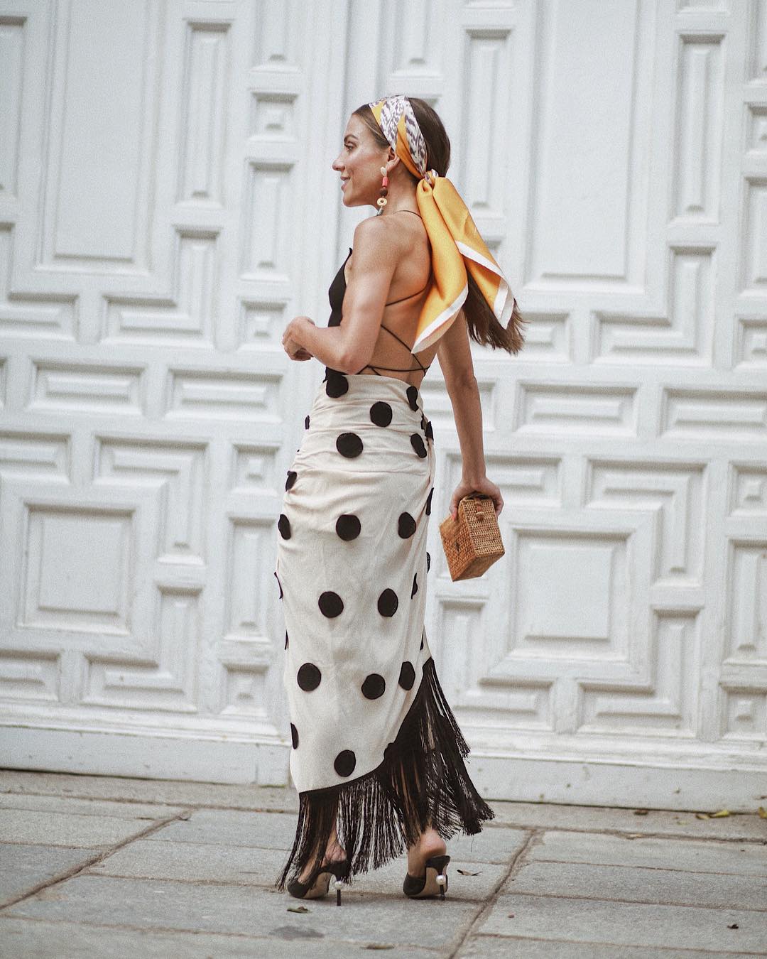 Setentero. Probablemente el uso más especial: requiere un pañuelo de tamaño grande, de forma que el uso como diadema deje longitud para adornar una cola baja.