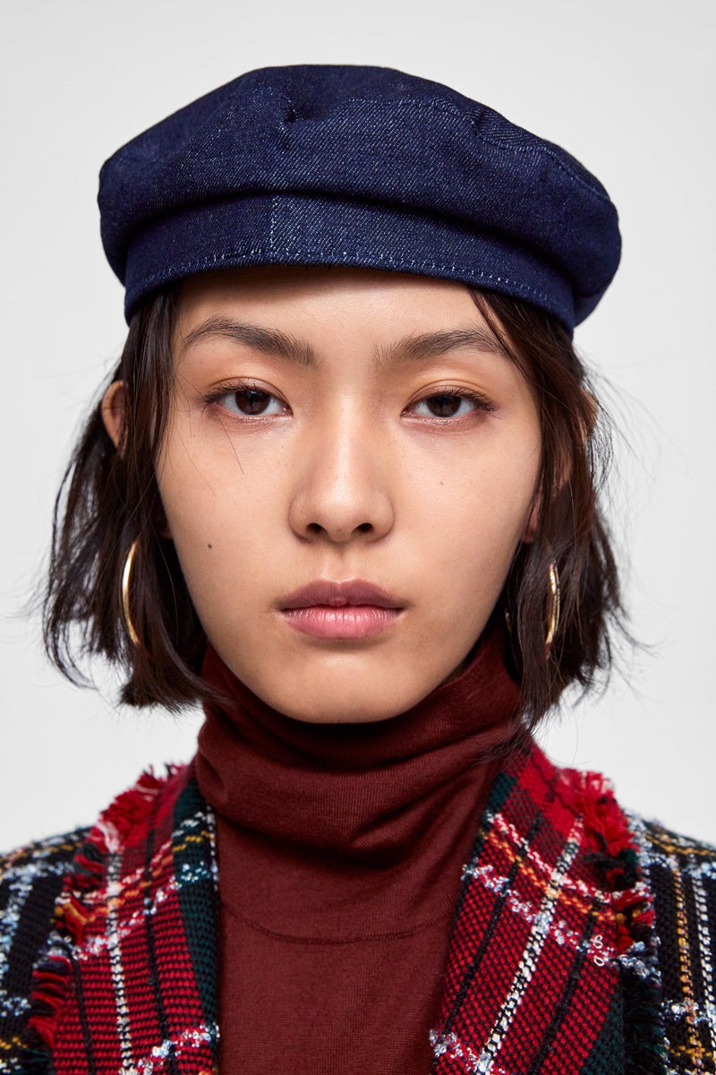 En Zara, además de la gorra azul marino, tiene una muy original confeccionada en tejido vaquero.