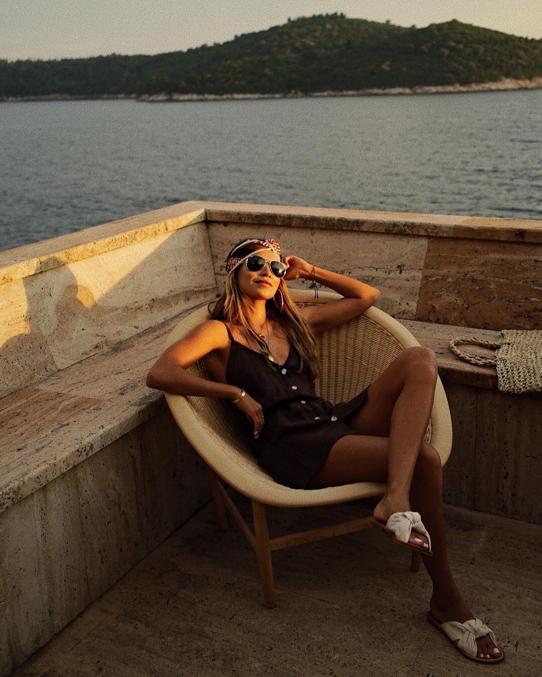 Más fácil que el turbante. Julie Sariñana recurre a una resultona diadema que imita al turbante y triunfa.