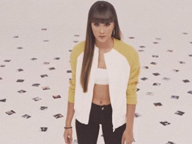 Auque la bomber de Stradivarius ya no esté disponible, nos encanta el rollo que transmite este look. Busca una bomber que te guste y combínala con unos tacones y unos jeans. ¡Vas a arrasar!