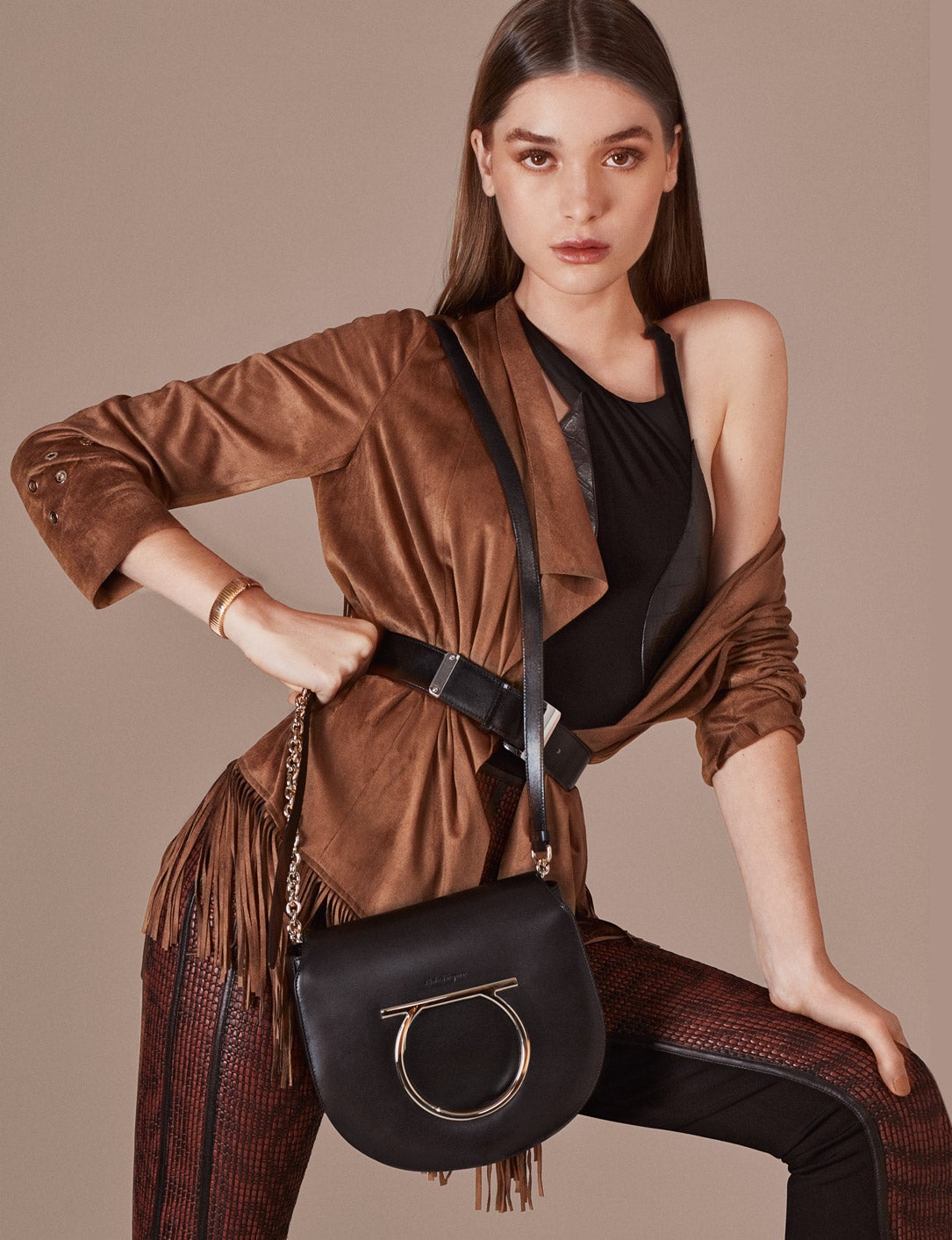 Chaqueta con flecos de Green Coast en El Corte Inglés. Top y leggings de Roberto Cavalli. Bolso de Salvatore Ferragamo y cinturón de Hermès. Anillo y pendientes de Suarez.