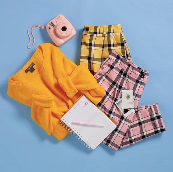 Vale que el verano nos gusta mucho, pero viendo fotos así nos entran mogollón de ganas de que llegue el otoño. La sudadera cuesta 10 euros y los pantalones 16 euros.