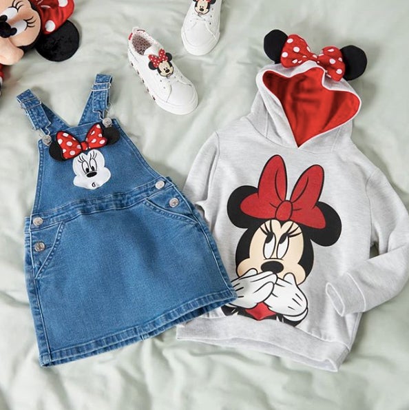 ¿Eres fan de mini? Entonces esta nueva colección de Primark te va a volver loca. ¡Tienen mogollón de cosas de la ratita más mona del mundo! Puedes adquirir este look desde 12 euros.