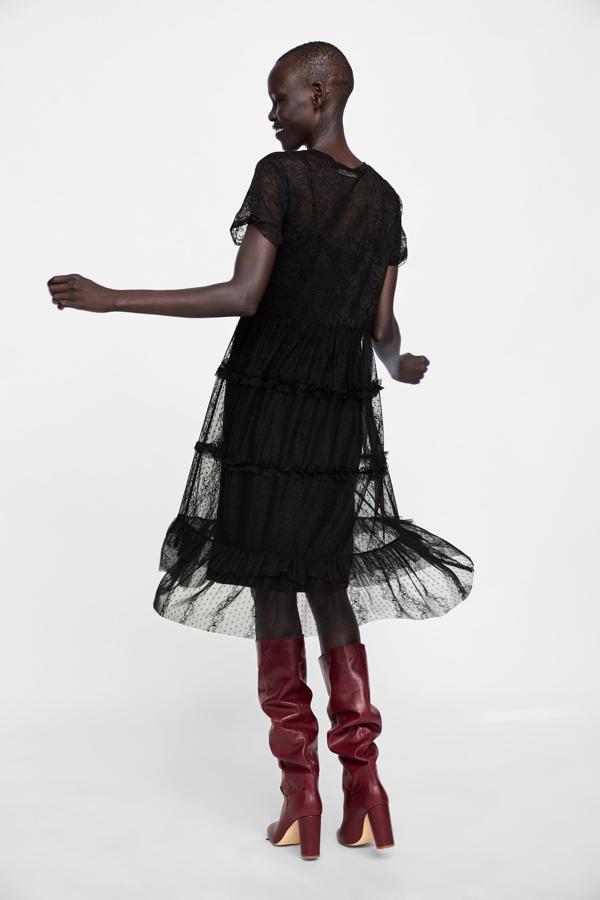 Sí, nos gustan los looks de invitada de negro, nos parece un color súper elegante y que, además, nos ofrece un millón de posibilidades para combinar. Por eso, nos hemos quedado prendadas de este vestido de plumetti y encaje de Zara (precio: 25.95 euros).