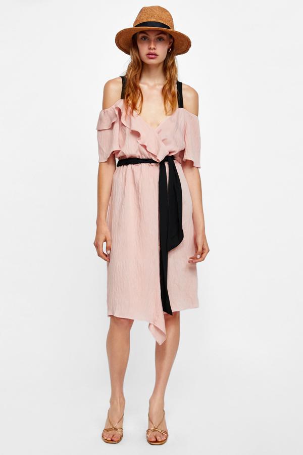 Si tu próxima boda es a principios de septiembre y aún no tienes vestido, este modelo midi en rosa cuarzo de Zara es ideal para una cita de día, ya que es fresquito y, además, potenciará el bronceado que aún te dura de las vacaciones. Precio: 29.95 euros