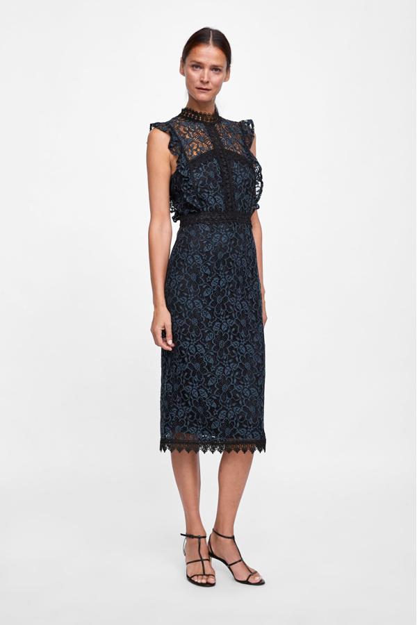 Una de las opciones más elegantes que encontramos en Zara para una boda de día es este vestido de encaje y silueta lápiz que vuelve a demostrar que el azul y el negro forman una combinación perfecta. Su precio: 39.95 euros.