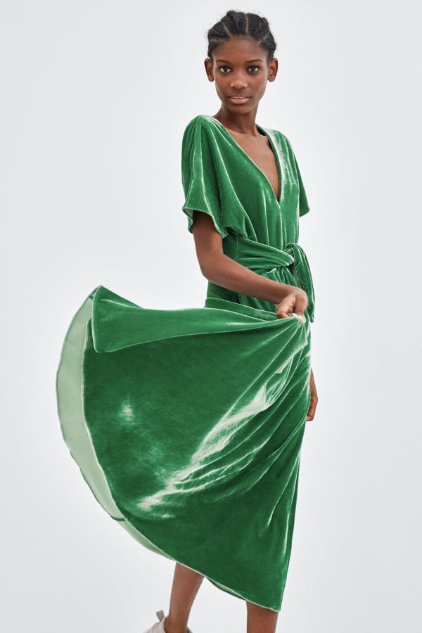 Otra maravillosa idea en terciopelo, esta vez en verde, para tu próxima boda de otoño. En Zara cuesta 39.95 euros.
