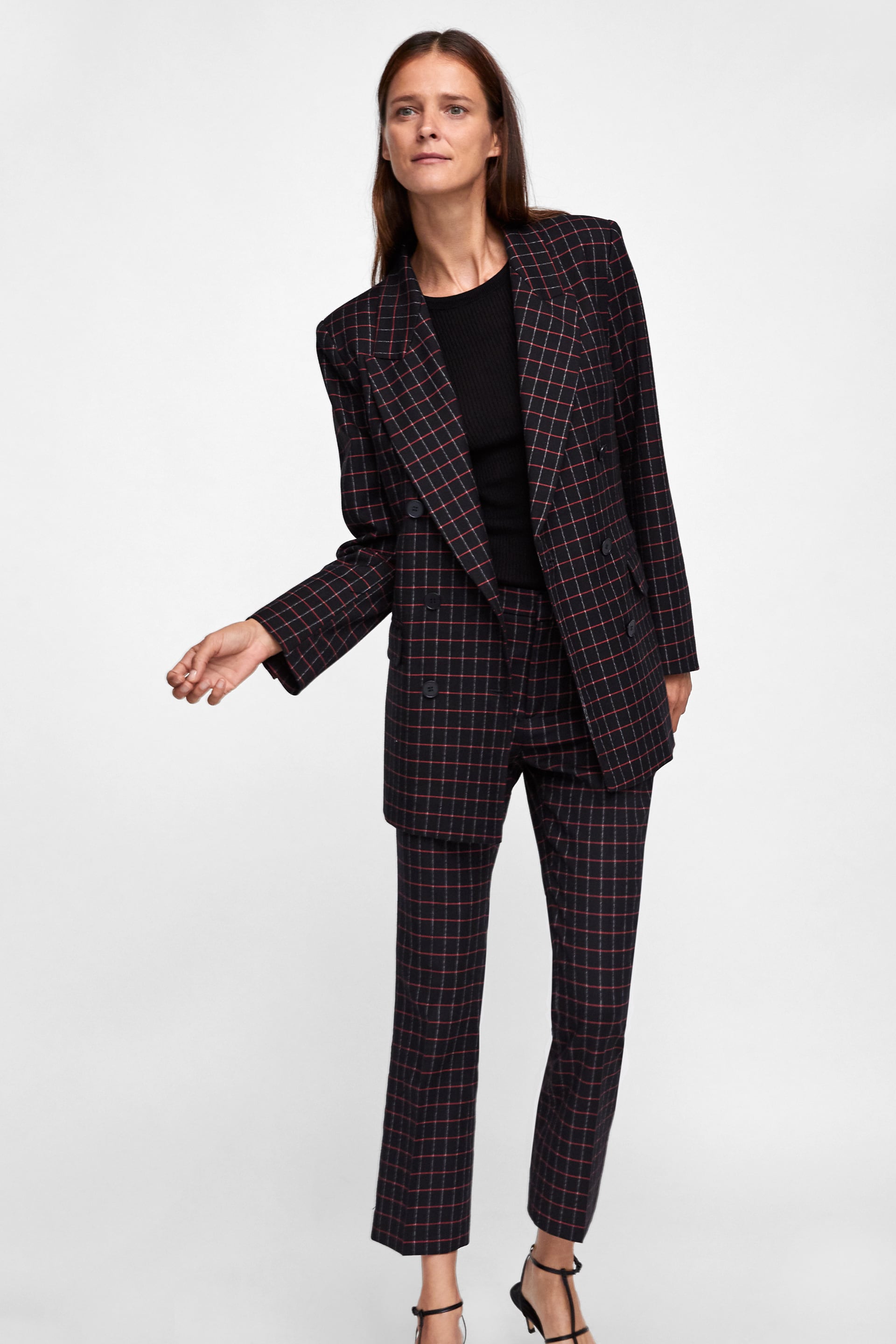 1. El traje. Este aún no ha llegado a Zara, pero merece la pena apuntarse en la lista de espera: aunque el traje está totalmente en tendencia, puede sobrepasarla perfectamente porque el cuadro es atemporal. Además, la combinación de rojo y negro es súper favorecedora. Precio: 59,95+29,95 euros.