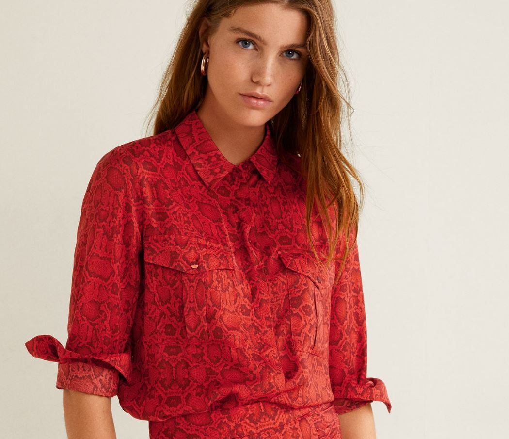 5. La camisa. Este diseño de Mango (39,99 euros) levantará cualquier look neutro con su estampado pitón y su vibrante color rojo.