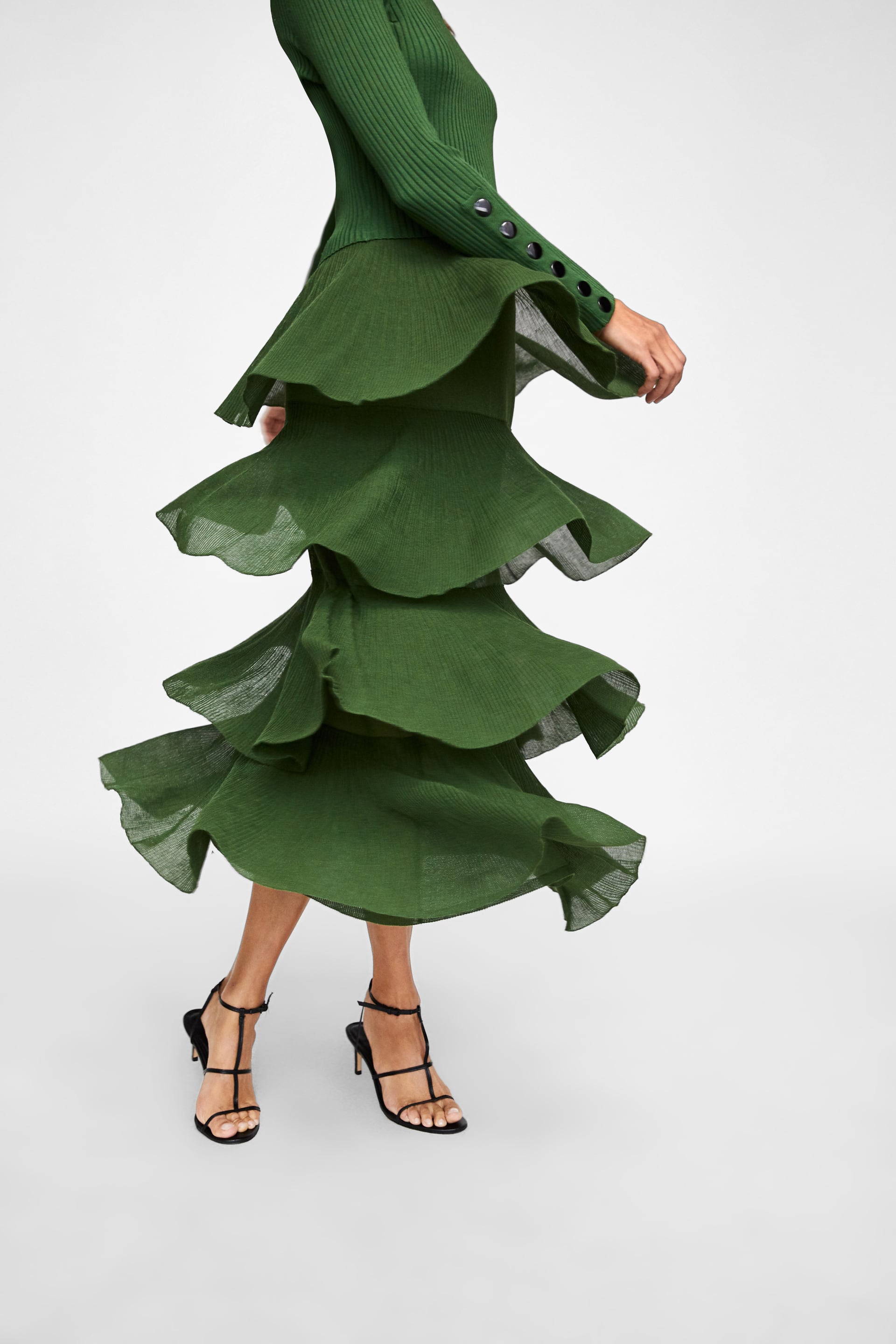 Reconocemos que estamos absolutamente enamoradas del movimiento de los volantes de esta falda de Zara...