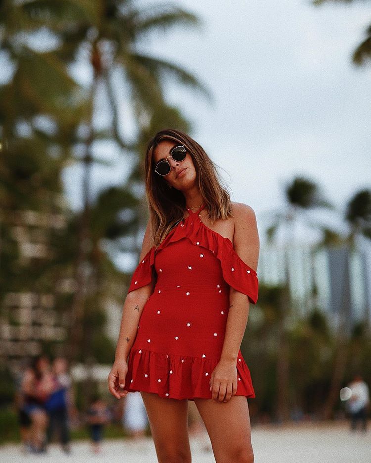 Rojo Dulceida. Este verano se ha paseado con varios vestidos rojos, pero este de su propia colección es perfecto para un momento post-playa y además está muy bien de precio: 22,95 euros.