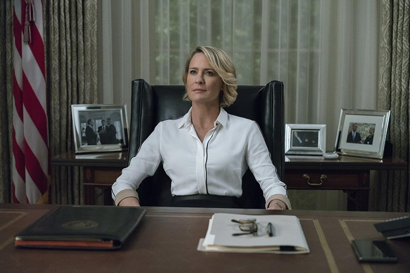 Claire Underwood, en 'House of Cards' (Netflix):  Robin Wright interpreta a Claire Underwood  en 'House of Cards'. El papel que representa es de una mujer calculadora, decidida y poderosa. Y no es el único éxito de Robin en 'House of Cards', sino que también ha llegado a dirigir algunos capítulos de la misma serie.