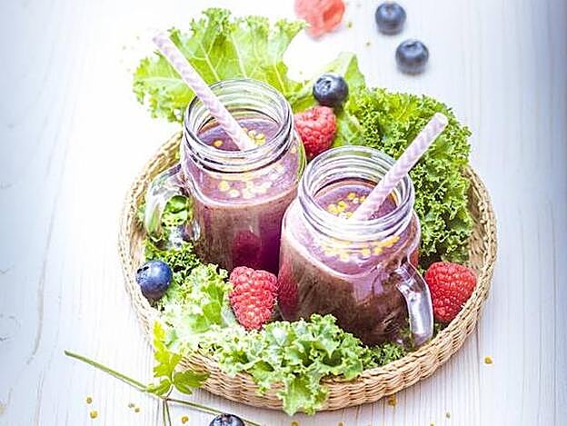 Batido de kale, arándanos, frambuesas y plátano.