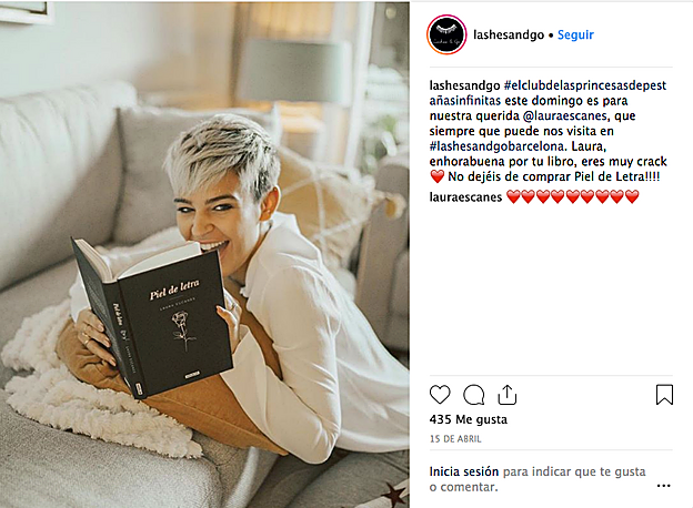 Laura escanes pone sus pestañas a punto en Lashes & Go.