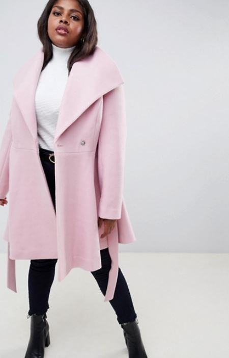 Abrigo rosa. Con el diseño en cascada que tanto estiliza y un rosa bebé irresistible. De Asos Design Curve (89,99 euros).