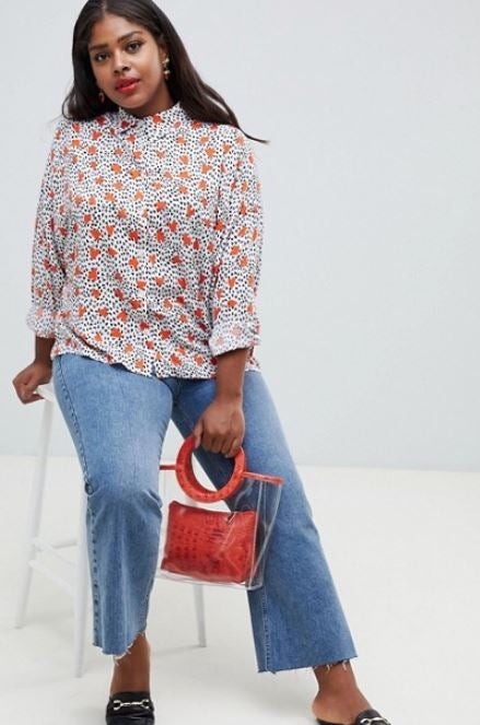 Camisa corta con corazones estampados. Para esos lunes en los que necesitamos un plus de cariños. De Asos Design Curve (32,99 euros).