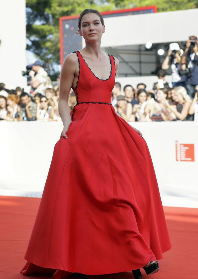 La actriz canadiense Hannah Gross lució espectacular en un vestido rojo pasión de Prada.
